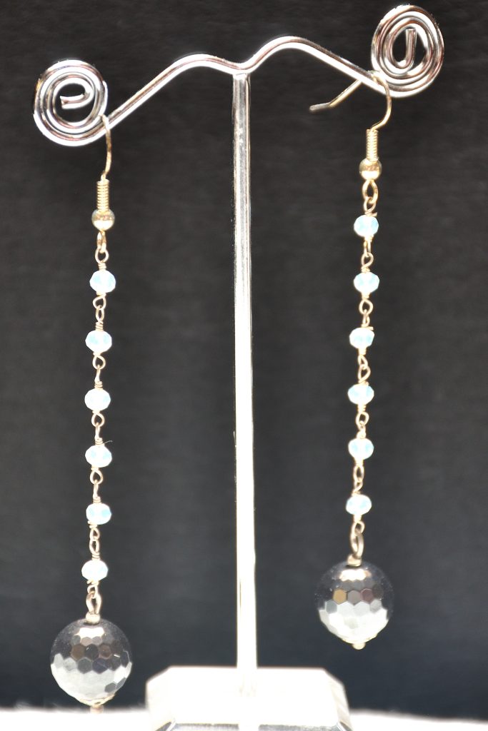 Orecchini con catena lavorazione rosario in Ag925 con cristalli ed Ematite