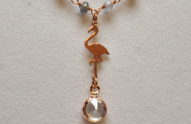 Dettaglio ciondolo con charms girocollo con catena lavorazione rosario in Ag 925 rose gold