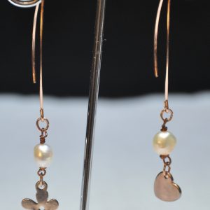 Orecchini con monachella ovale, perle scaramazze e charms rose gold