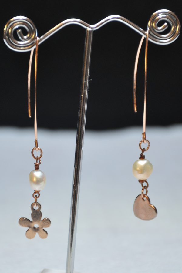 Orecchini con monachella ovale, perle scaramazze e charms rose gold