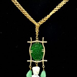 Collana lunga con ciondolo giada Burma intarsiato, gocce in avventurina verde e perla scaramazza
