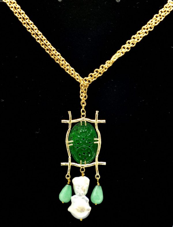 Collana lunga con ciondolo giada Burma intarsiato, gocce in avventurina verde e perla scaramazza