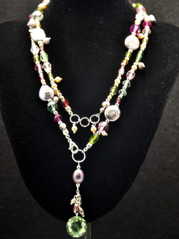 Collana con cristalli e perle Swarovski, cristalli Preciosa e perle di fiume. Può essere portata lunga o con doppio giro grazie all’allacciatura sopra il ciondolo
