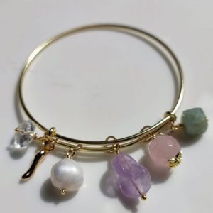 Bracciale rigido con cristallo, perla d'acqua dolce, pietre dure e charms