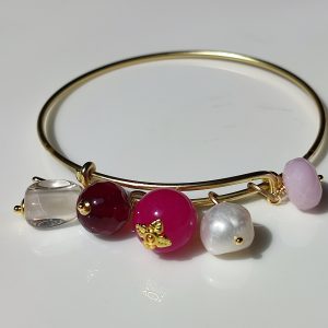 Bracciale rigido con cristallo, perla d'acqua dolce, pietre dure e charms