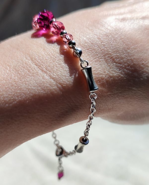 Dettaglio bracciale in metallo anallergico con inserti in acciaio e cristalli Swarovski