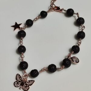 Bracciale con perle in pietra lavica lavorazione rosario e charms color rose gold con punto luce