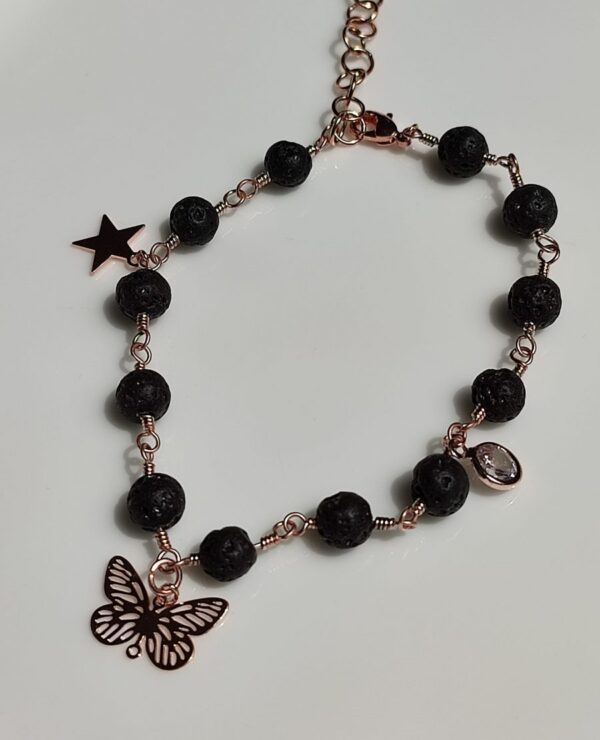 Bracciale con perle in pietra lavica lavorazione rosario e charms color rose gold con punto luce