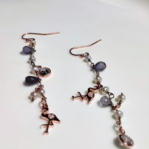 Orecchini con perle d'acqua dolce e gocce di ametista lavorazione rosario in Ag 925 placcato rose gold e charms con strass