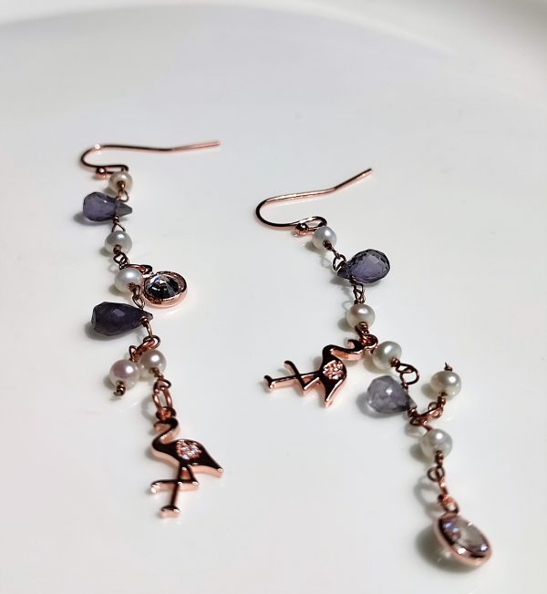 Orecchini con perle d'acqua dolce e gocce di ametista lavorazione rosario in Ag 925 placcato rose gold e charms con strass