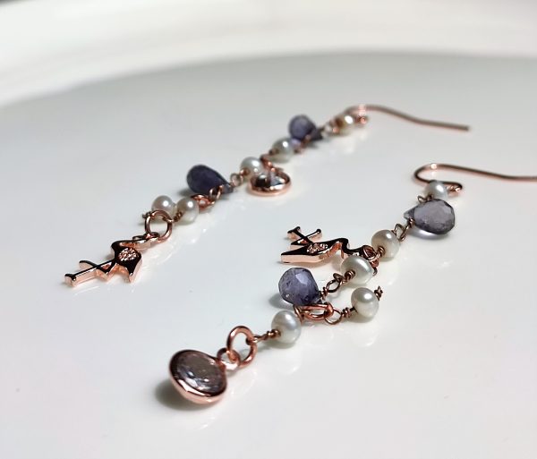 Orecchini con perle d'acqua dolce e gocce di ametista lavorazione rosario in Ag 925 placcato rose gold e charms con strass