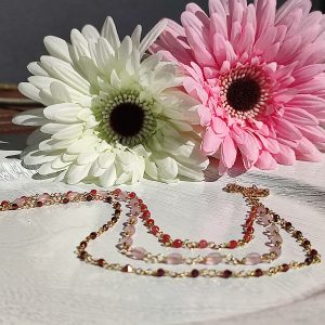 Collana in acciaio gold color, quarzo rosa, vetro ceco satinato e radice di rubino