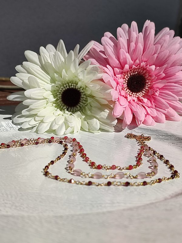 Collana in acciaio gold color, quarzo rosa, vetro ceco satinato e radice di rubino