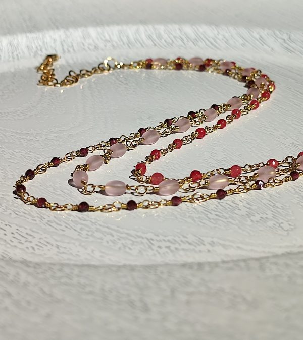 Collana in acciaio gold color, quarzo rosa, vetro ceco satinato e radice di rubino