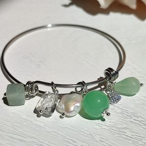 Bracciale rigido con cristallo, perla d'acqua dolce, pietre dure e charms