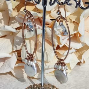 Orecchini con cristalli Swarovski, perle scaramazze a pastiglia e micro perle