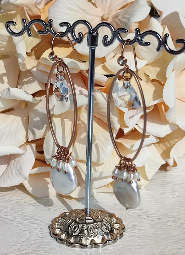 Orecchini con cristalli Swarovski, perle scaramazze a pastiglia e micro perle