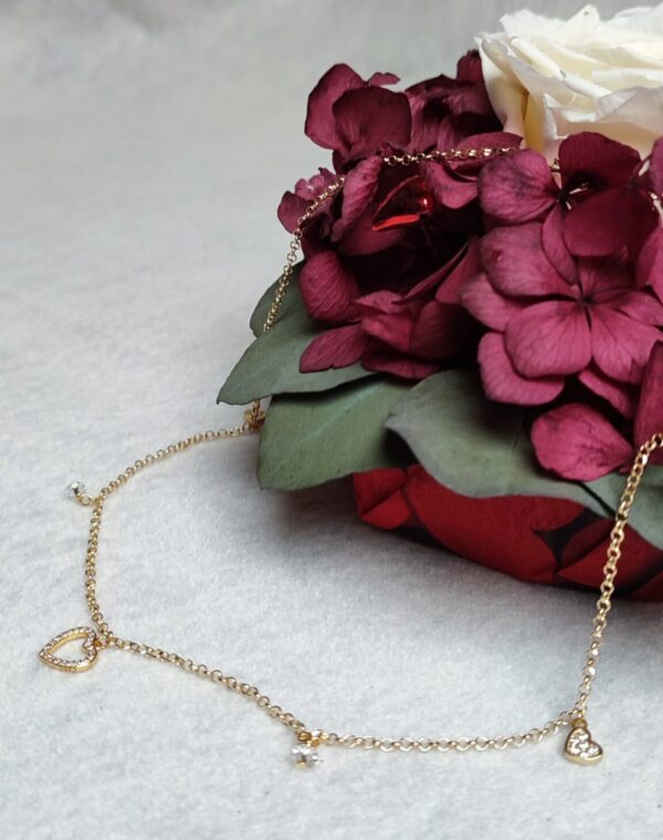 Girocollo in Ag925 placcata oro con cristalli Swarovski e charms in Ag925 placcati oro con zirconi