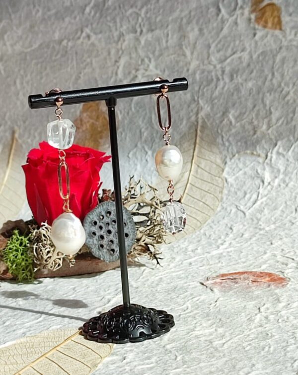 Orecchini con perle scaramazze e cristallo di rocca montatura in acciaio rose gold