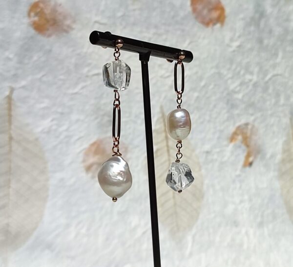 Orecchini con perle scaramazze e cristallo di rocca montatura in acciaio rose gold