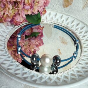 Collana in caucciù con centrale in carta pesta, perle e componenti in ceramica