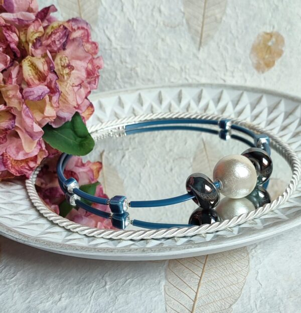 Collana in caucciù con centrale in carta pesta, perle e componenti in ceramica