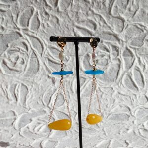 Orecchini lunghi con lobo orato effetto martellato, perle di acqua dolce, componenti in vetro di Murano e gocce in Agata gialla.