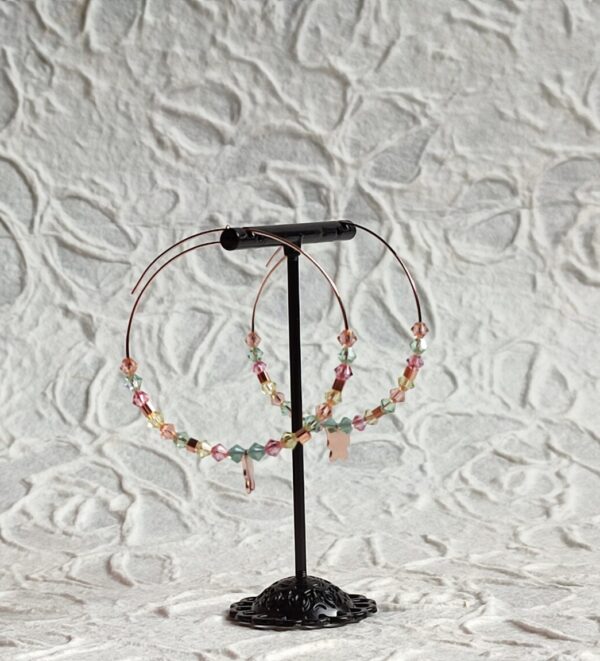 Orecchini in acciaio con charms a farfalla e cristalli Swarovski